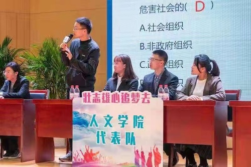  人妖
参赛选手答题