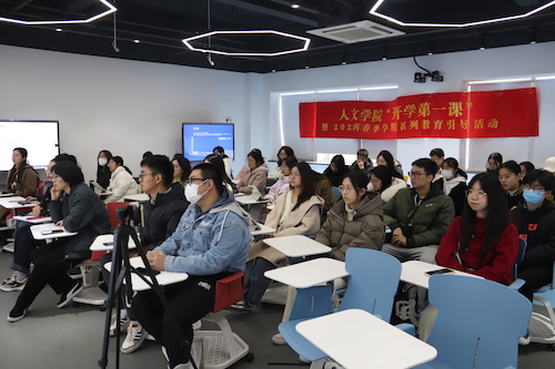 同学们在认真听讲