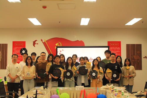  人妖
党委研究生历史系第一支部(1)